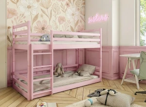 Stylowe różowe łóżko piętrowe w pokoju dziecięcym z neonem sisters.