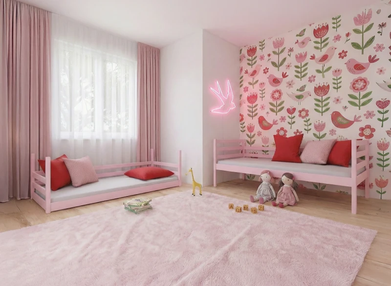 Drewniane łóżka dziecięce w odcieniu różu, pokój z motywem ptaków.