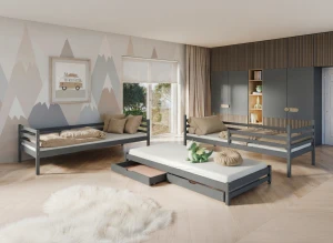 Drewniane łóżka dziecięce w kolorze szarym, aranżacja pokoju z górską fototapetą i szafami.