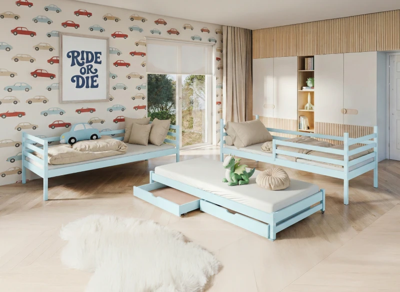 Błękitne łóżka dla rodzeństwa z dodatkowym wysuwanym spaniem w jasnym pokoju