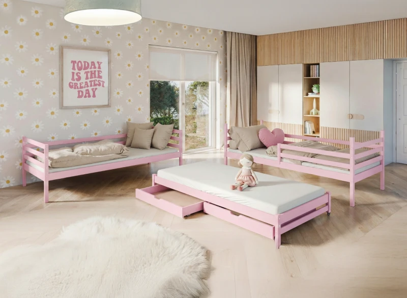 Trzy różowe łóżka parterowe w pokoju dziecięcym z motywem stokrotek