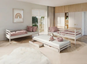 Aranżacja sypialni dla rodzeństwa z beżowymi łóżkami i białym dywanem.