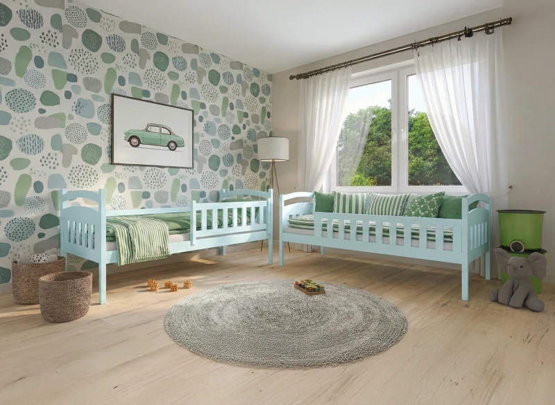 Dwa błękitne łóżka dziecięce z barierkami w pokoju z wzorzystą zieloną tapetą.