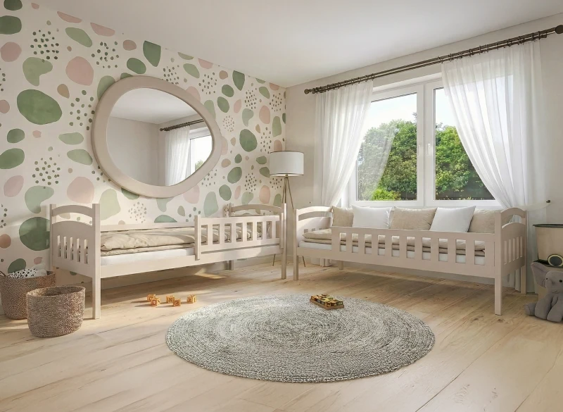 Jasny pokój dziecięcy z dwoma beżowymi łóżkami, dużym oknem i ozdobnym lustrem na ścianie.