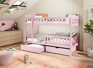 Różowe łóżko piętrowe z szufladami w przytulnym pokoju dziecięcym na poddaszu.