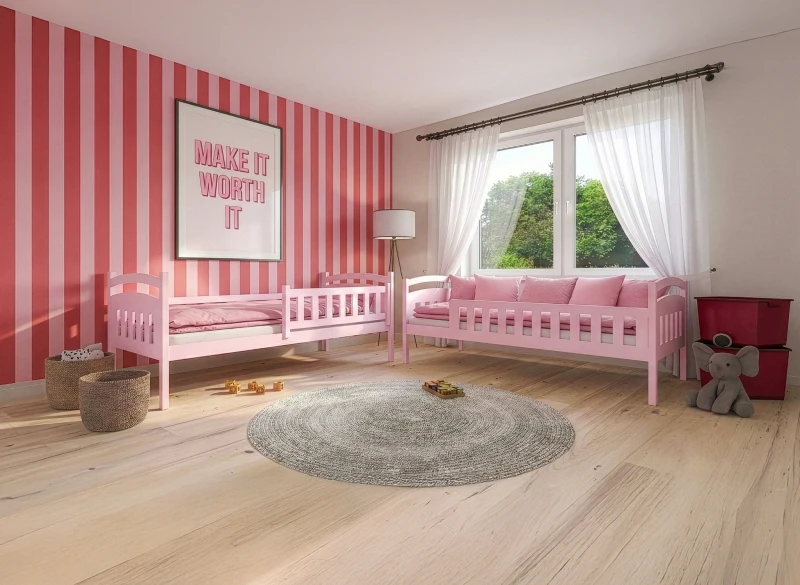 Dwa różowe łóżka pojedyncze w pokoju dziecięcym z biało-różową tapetą w pasy.