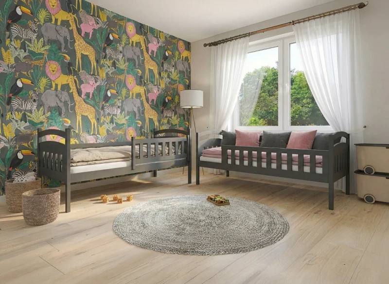 Dwa szare łóżka jednoosobowe w pokoju dziecka z dużym oknem i jasną podłogą.