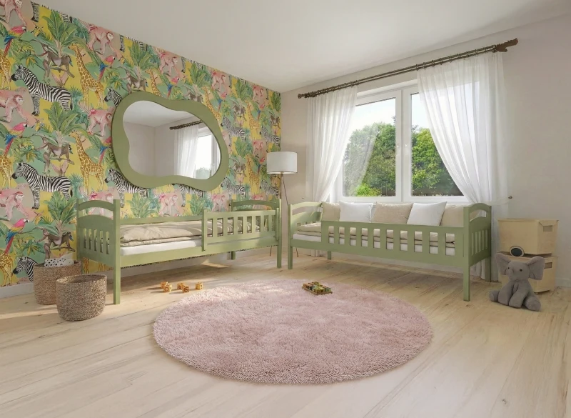 Stylowy pokój dziecięcy z zielonymi łóżkami, tapetą safari i puszystym różowym dywanem.