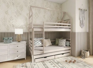 Beżowe łóżko piętrowe domek w jasnym pokoju z roślinną tapetą.