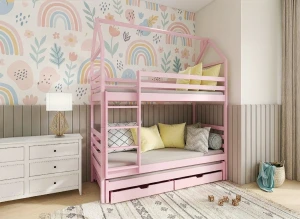 Różowe łóżko piętrowe domek w pokoju dziewczynki z kolorową tapetą w tęcze.