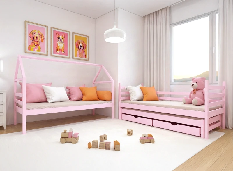 Dwa różowe łóżka dziecięce w jasnym pokoju z obrazkami psów na ścianie.