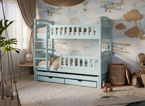 Drewniane łóżko piętrowe dla dzieci w kolorze jasnoniebieskim z barierkami i szufladami.