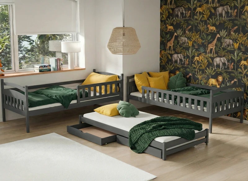 Trzyosobowe łóżko dla dzieci w kolorze szarym z dekoracyjnymi poduszkami liśćmi.