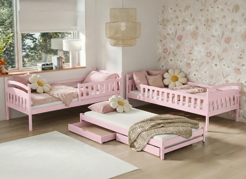 Trzy różowe łóżka dla rodzeństwa w stylowej aranżacji z kwiecistą tapetą.