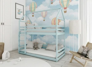 Nowoczesne błękitne łóżko piętrowe w kształcie domku, idealne do pokoju rodzeństwa.