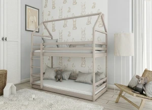 Beżowe łóżko piętrowe domek, przytulna aranżacja pokoju z króliczkami.