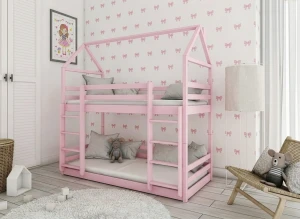 Różowe łóżko piętrowe typu domek z drabinką w jasnym wnętrzu