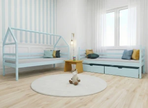 Dwa błękitne łóżka dziecięce w tym jedno typu domek w jasnym pokoju.