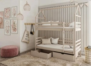 Piętrowe łóżko domek w kolorze beżowym z szufladami w przytulnym pokoju dziecięcym.