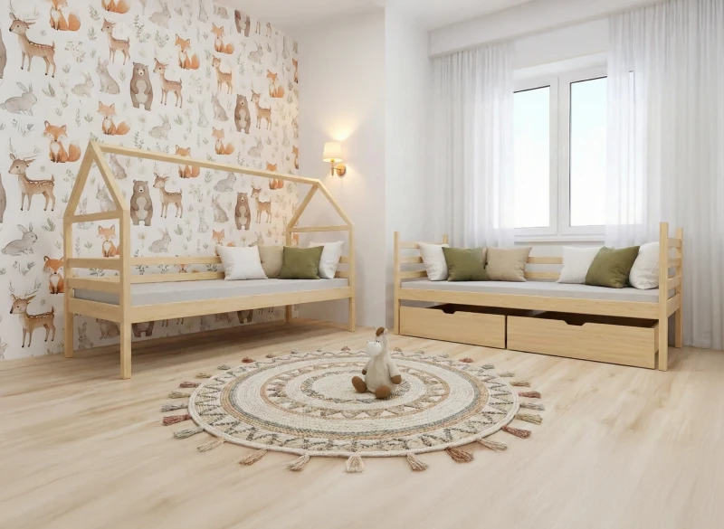 Drewniane łóżko domek i łóżko z szufladami w pokoju dziecięcym z leśną tapetą.