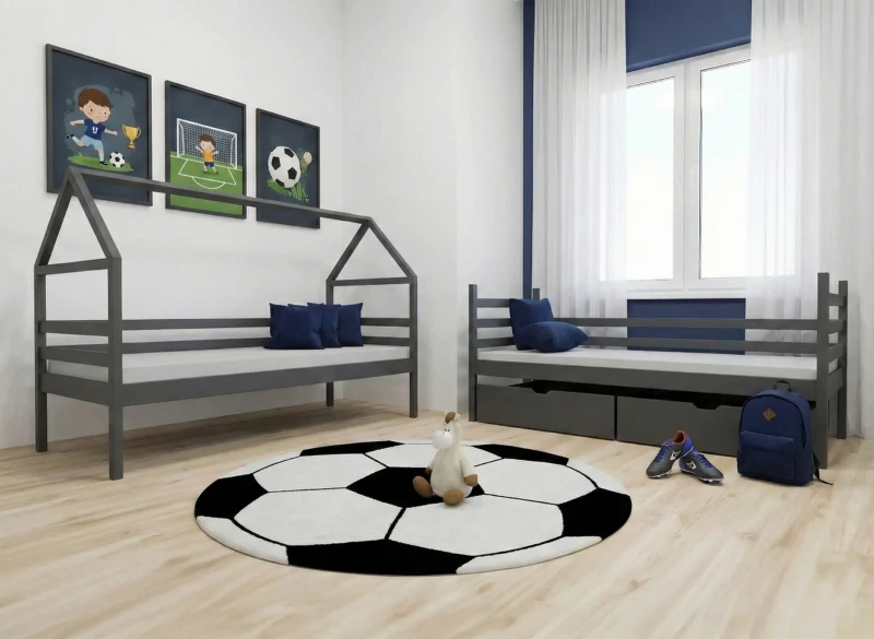 Szare łóżko domek i łóżko parterowe w pokoju chłopca z motywem piłki nożnej.