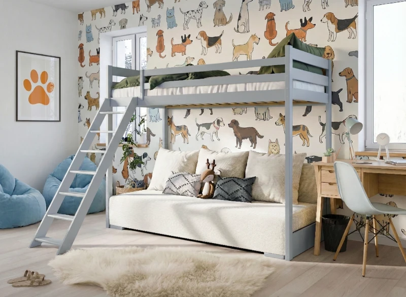 Szare łóżko piętrowe z sofą i drabinką w pokoju z tapetą w pieski.