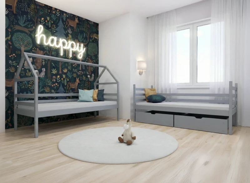 Dwa szare łóżka dziecięce w pokoju z neonem Happy i ciemną tapetą leśną.