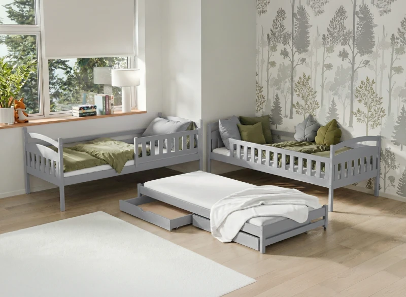 Trzyosobowy pokój dziecięcy z łóżkiem wysuwanym i motywem lasu.