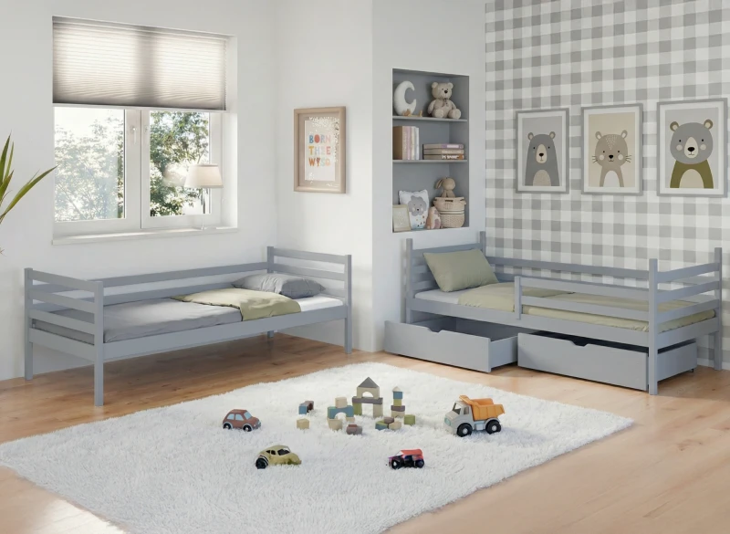 Dwa szare drewniane łóżka dziecięce w jasnym pokoju z puszystym dywanem i zabawkami.