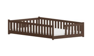 Ciemnobrązowa rama łóżka podłogowego dla dziecka z barierkami ochronnymi.