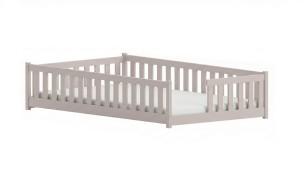 Szare łóżko parterowe dla dziecka z barierkami ochronnymi na białym tle