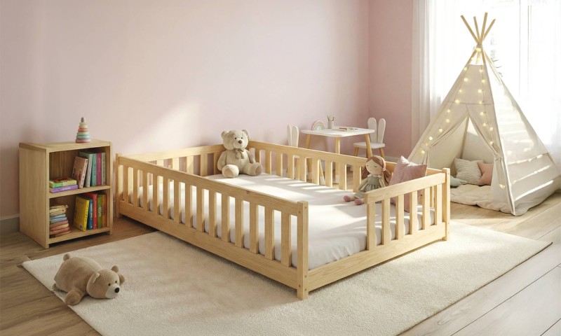 Drewniane łóżko dziecięce w stylu Montessori w pokoju z tipi i zabawkami