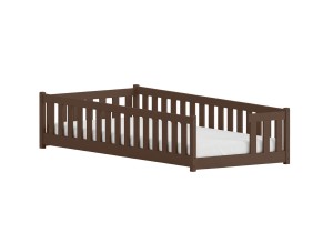 Solidne brązowe łóżko floor bed z drewna dla malucha, widok z boku.