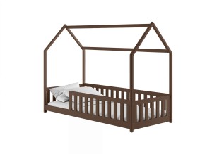 Drewniane łóżko domek brązowe, konstrukcja domku do spania i zabawy.