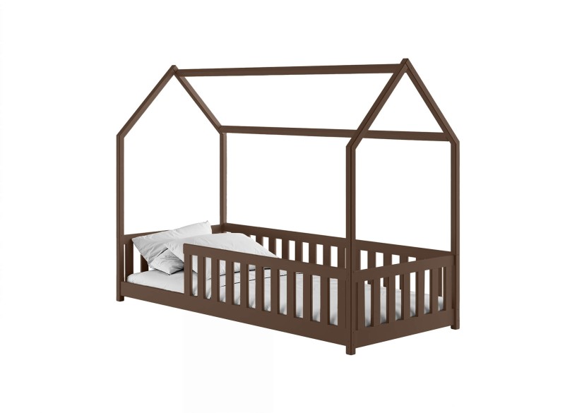 Drewniane łóżko domek brązowe, konstrukcja domku do spania i zabawy.