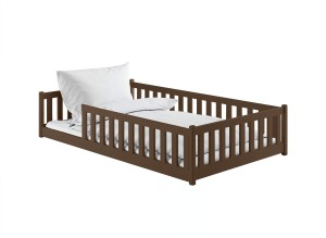 Niskie łóżko parterowe dla dziecka w kolorze brązowym z barierka.