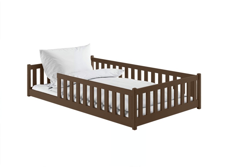 Niskie łóżko parterowe dla dziecka w kolorze brązowym z barierka.