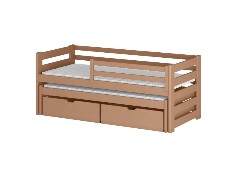 Drewniane łóżko parterowe dla dziecka w naturalnym jasnym kolorze.