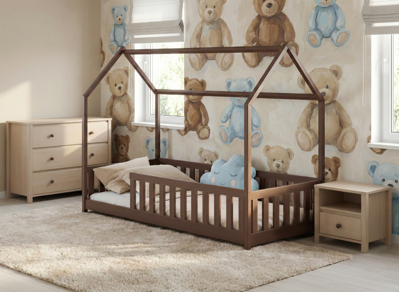 Brązowe łóżko domek dla dziecka w pokoju z tapetą w misie.