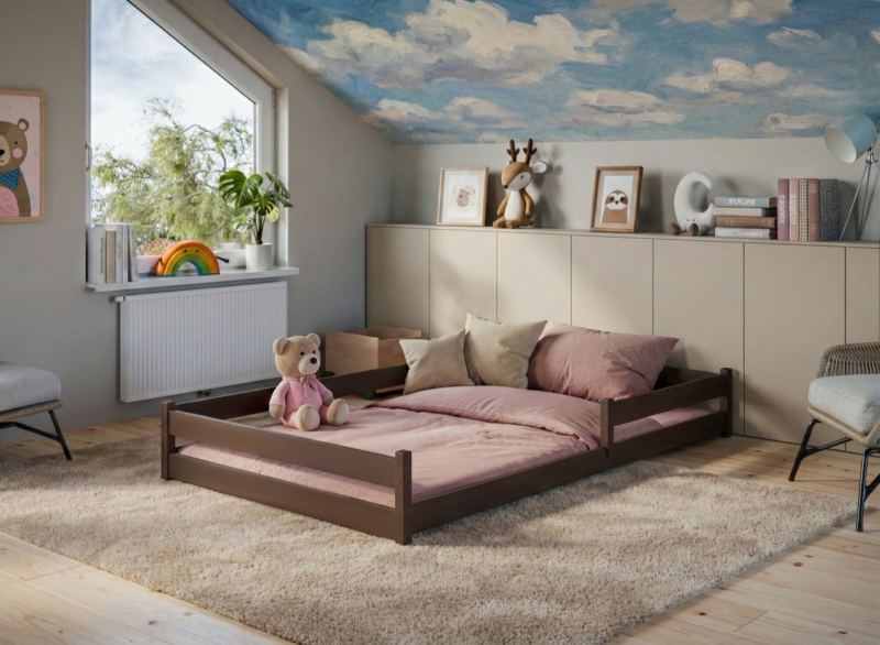 Niskie brązowe łóżko dziecięce na poddaszu z sufitem w chmury.