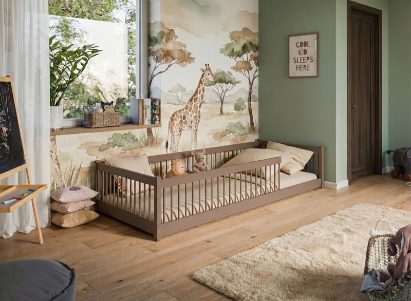 Brązowe łóżko dziecięce typu parterowego przy ścianie z motywem dżungli.
