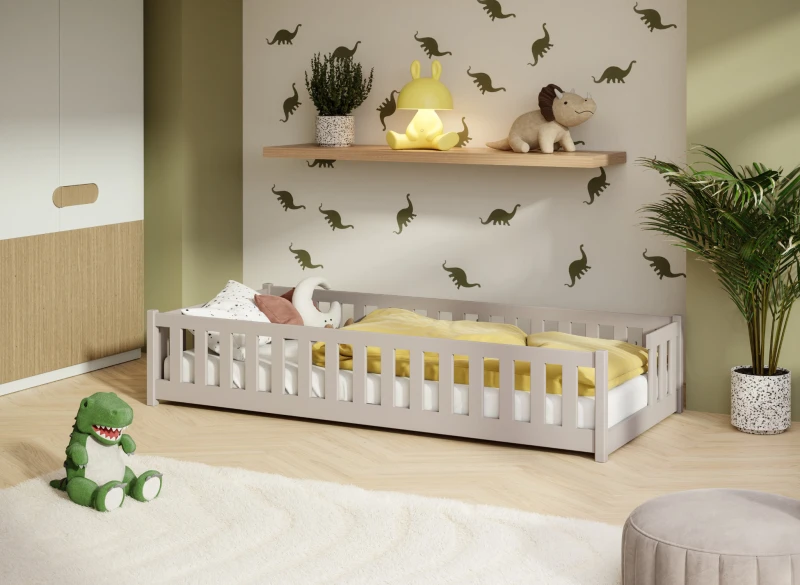 Eleganckie białe łóżeczko z drewna w pokoju dziecięcym. Neutralne kolory, drewniana podłoga, beżowe dodatki.