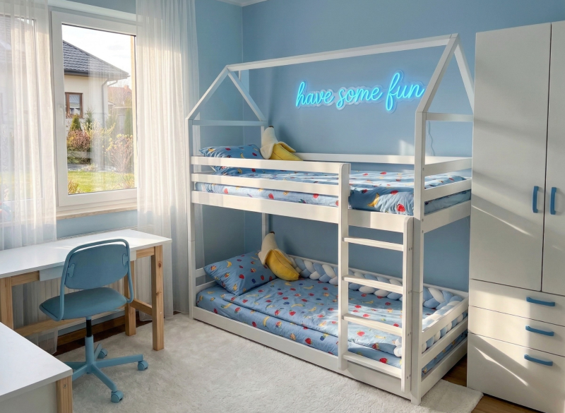 Białe łóżko domek dla dzieci ze zjeżdżalnią i drabinką, w aranżacji pokoju dziecięcego.