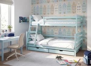 Błękitne łóżko piętrowe dla dzieci z szufladami w pokoju z fototapetą.