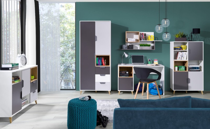 Aranżacja nowoczesnego pokoju młodzieżowego z białymi i szarymi meblami oraz biurkiem.