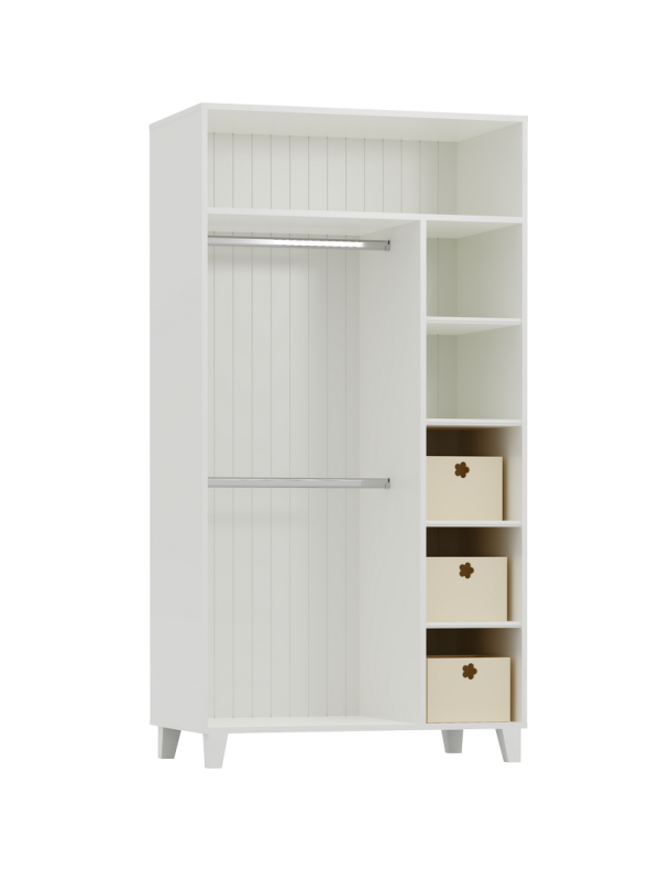 Wnętrze białej szafy dziecięcej z drążkami na ubrania, półkami i beżowymi pudełkami.