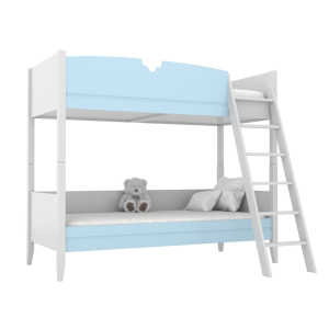 Biało-niebieskie łóżko piętrowe dla dzieci z drabinką i misiem, drewniane, na białym tle.