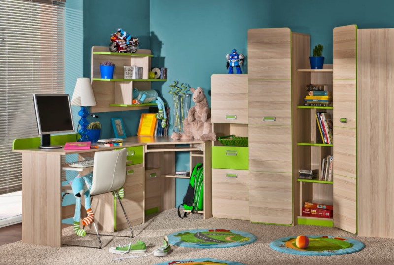 Meble młodzieżowe z zielonymi akcentami, narożne biurko i wysoki regał na książki.