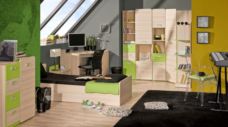 Pokój na poddaszu z szarymi ścianami i zielono-drewnianym zestawem mebli młodzieżowych.
