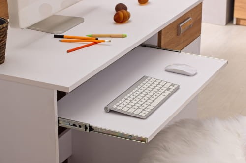 Białe biurko z wysuwaną półką na klawiaturę i myszkę, idealne do nauki i pracy.
